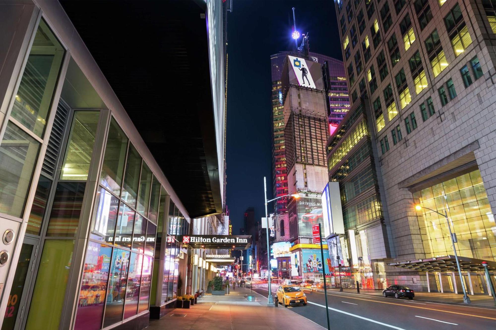 Hilton Garden Inn New York - Times Square Central Экстерьер фото